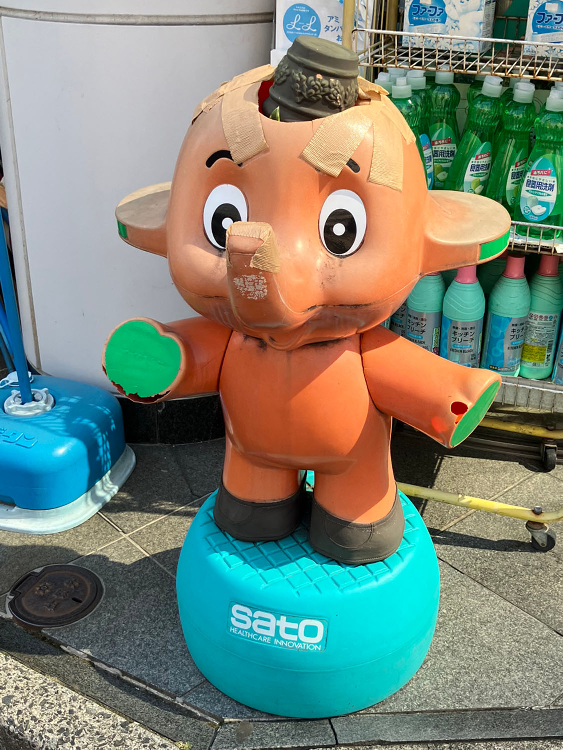 薬局のオレンジ象、サトちゃんの造形とファッションを観察する｜さん