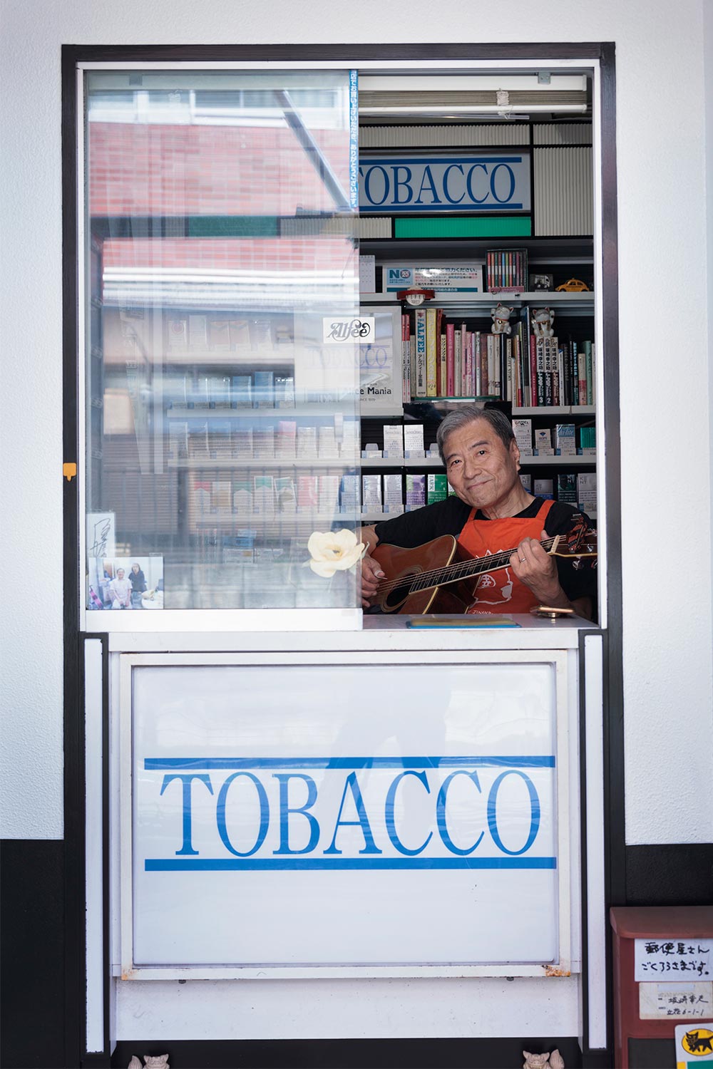 THE ALFEEファンの聖地、ここにもあり。東あずま『坂崎商店』……坂崎