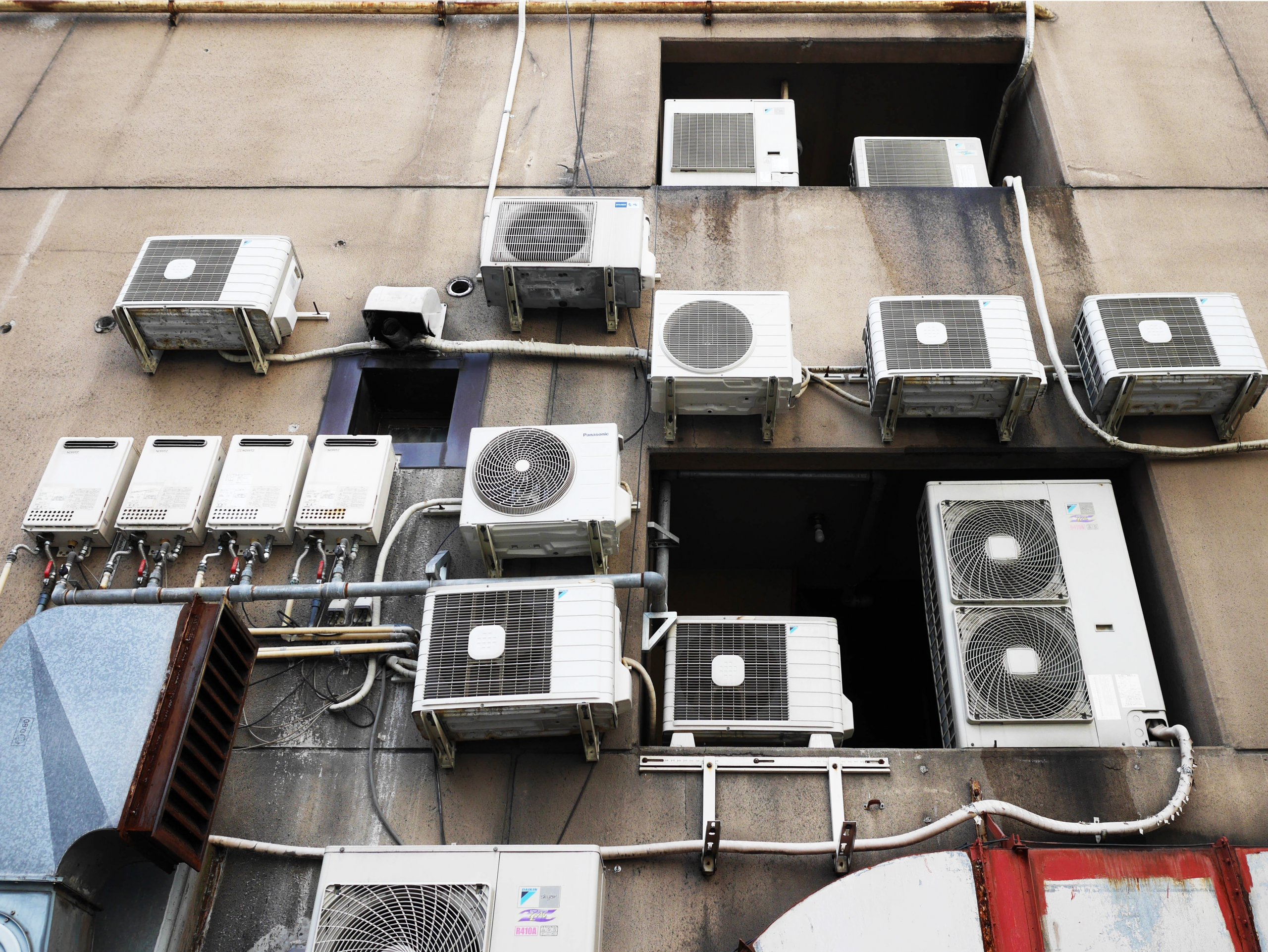 室外機のある風景を絵のように味わう。斎藤公輔（NEKOPLA）さんに伺う