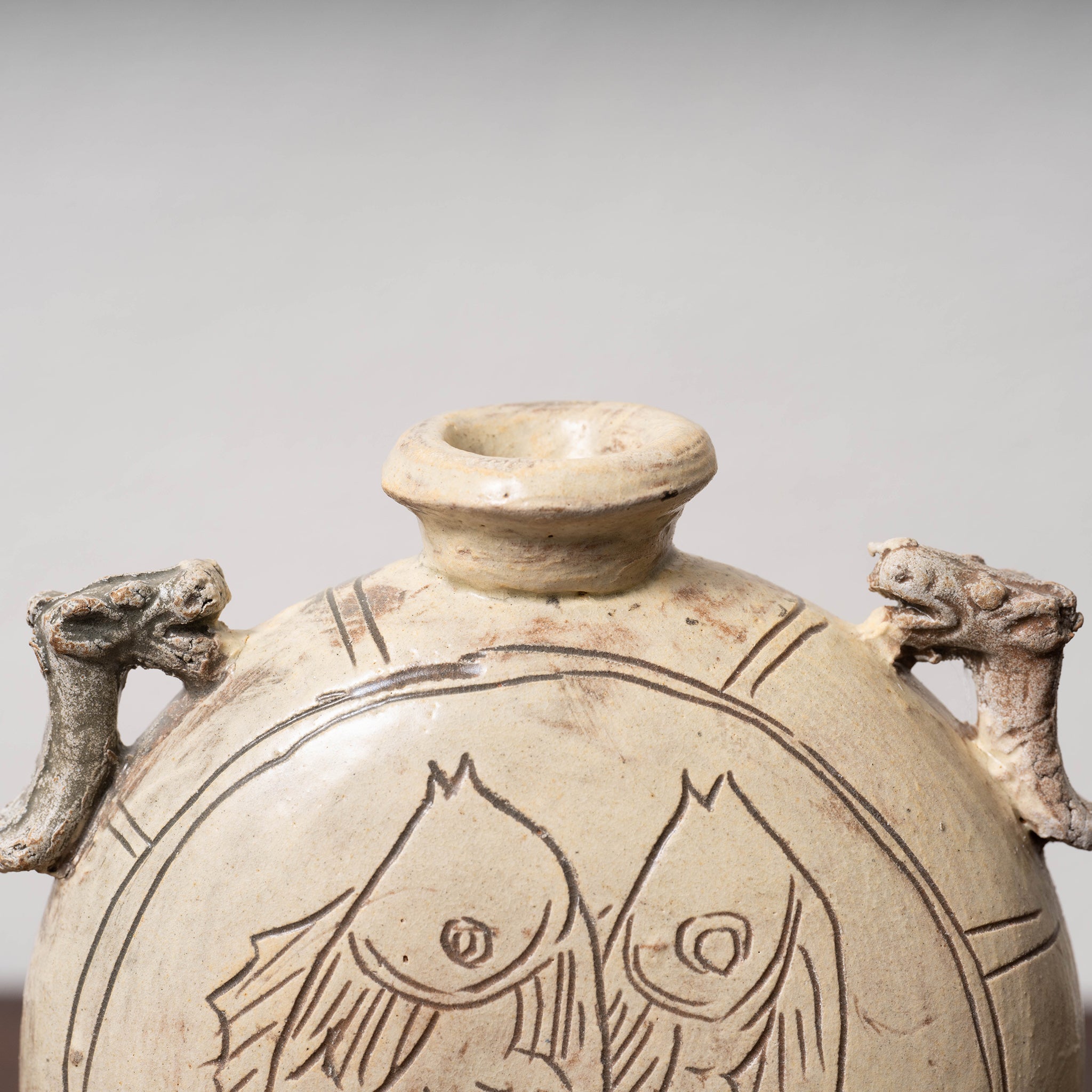 李朝 粉青沙器 扁壺 牡丹文 y023 李朝 粉青沙器 扁壺 牡丹文 y023 朝鮮