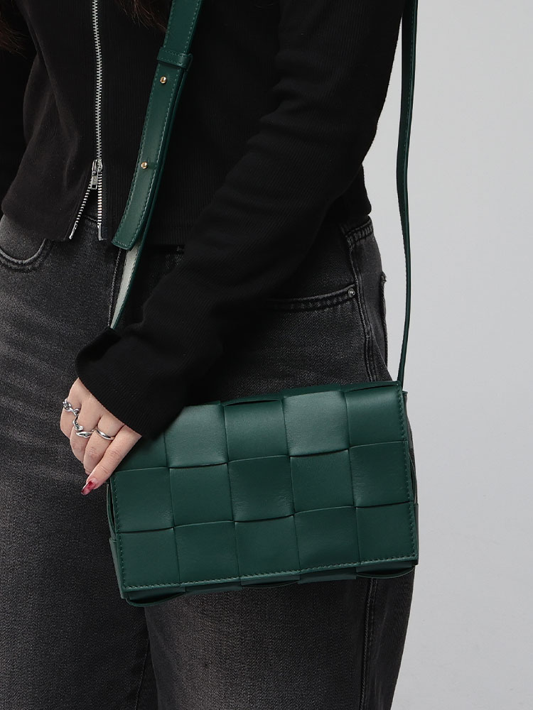 BOTTEGA VENETA (ボッテガ・ヴェネタ) イントレチャート レザー