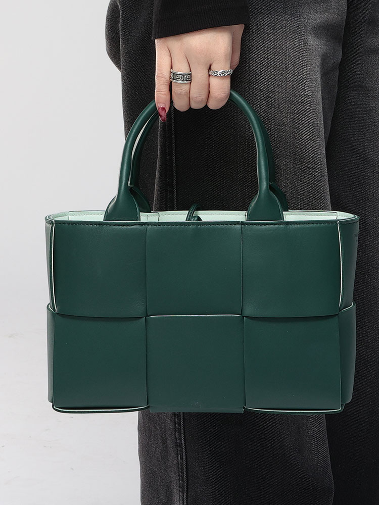 BOTTEGA VENETA (ボッテガ・ヴェネタ) イントレチャート ミニ レザー