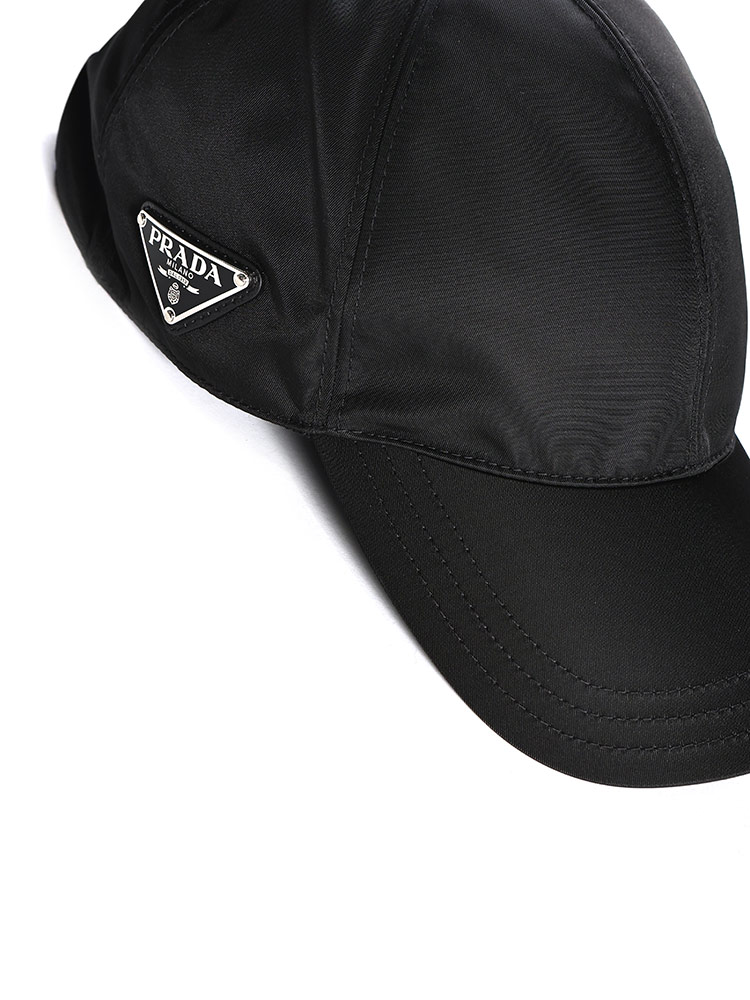 PRADA (プラダ) Re-Nylon エナメルメタルロゴ ベースボールキャップ