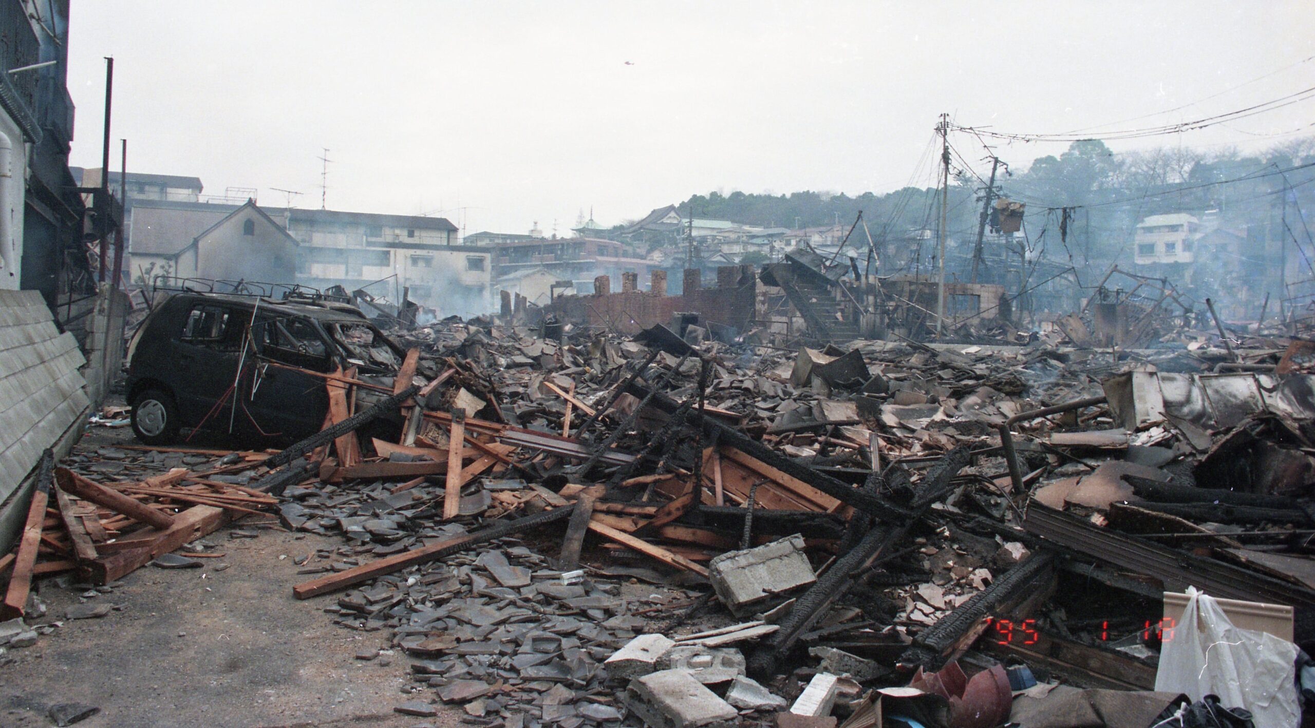 阪神・淡路大震災が生んだ「ボランティア元年」という転換点 – 株式