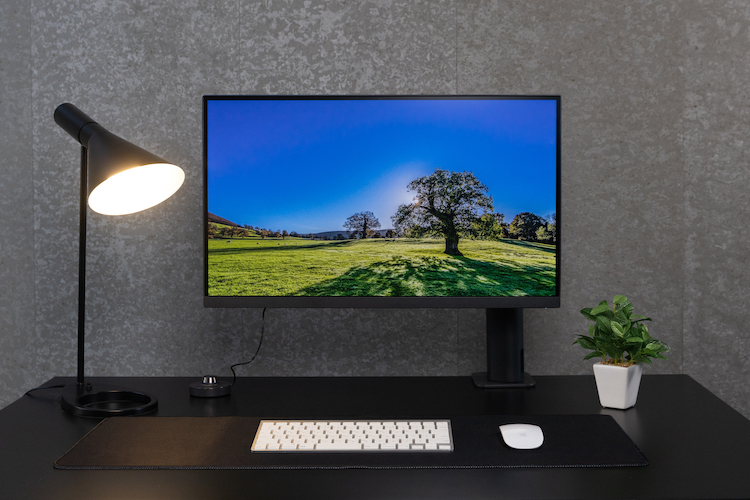 独自設計のモニターアームが便利。色精度が高いデザイナー向けエルゴ