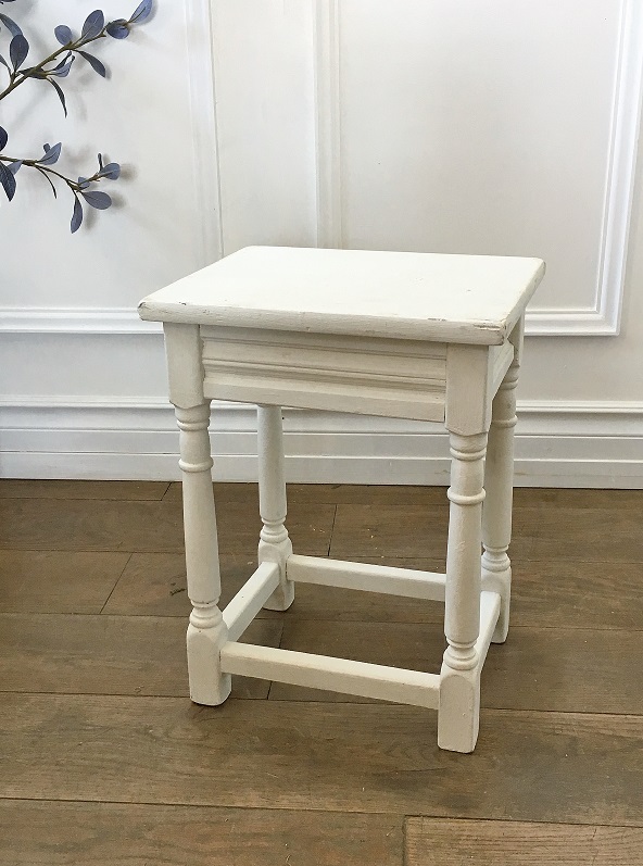 小さくてかわいいホワイトサイドテーブルはかわいいアンティークネット