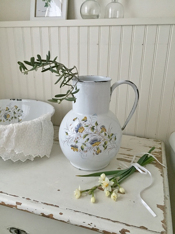 パンジーの手描きが素敵なホーロー製ピッチャーはかわいいアンティーク