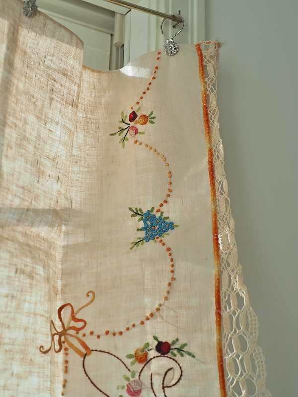 フランスお花模様とレースがかわいいカーテンはかわいいアンティーク