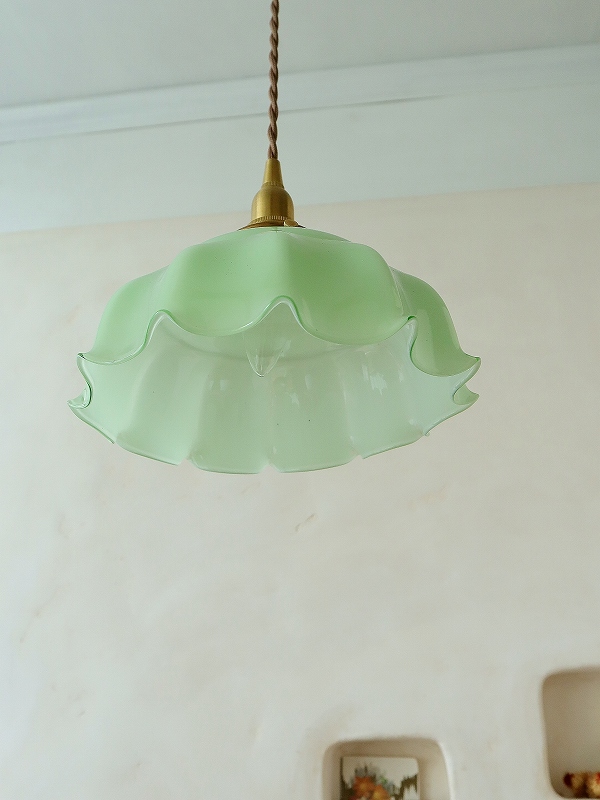 フランス淡い色とフォルムがかわいいミルクガラスランプシェードは