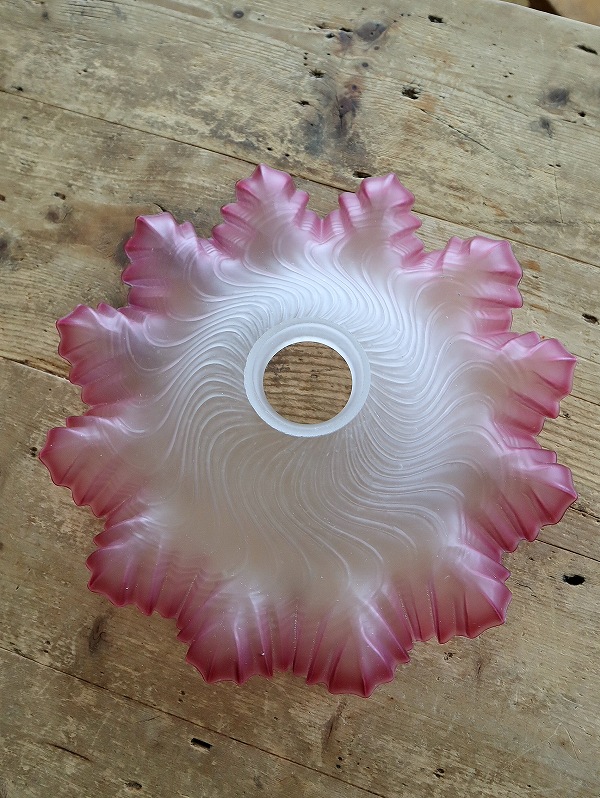 フランスデザインがかわいいガラスランプシェードはかわいい