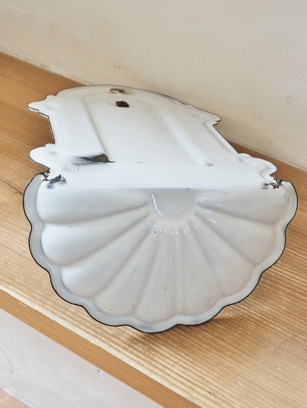 フランスシェル型ホーロー製カップホルダーはかわいいアンティーク