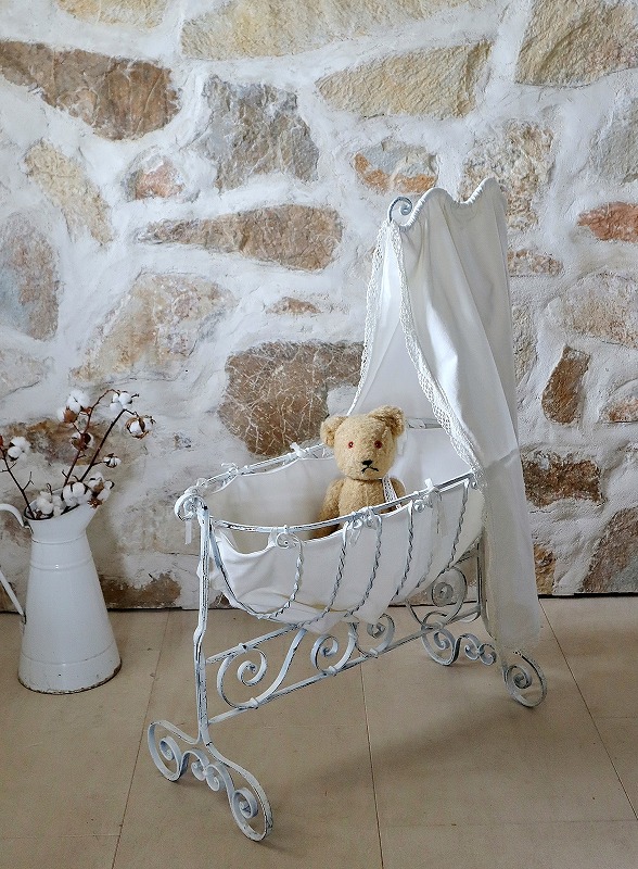 フランス天蓋が素敵なアイアンドールベッドはかわいいアンティーク