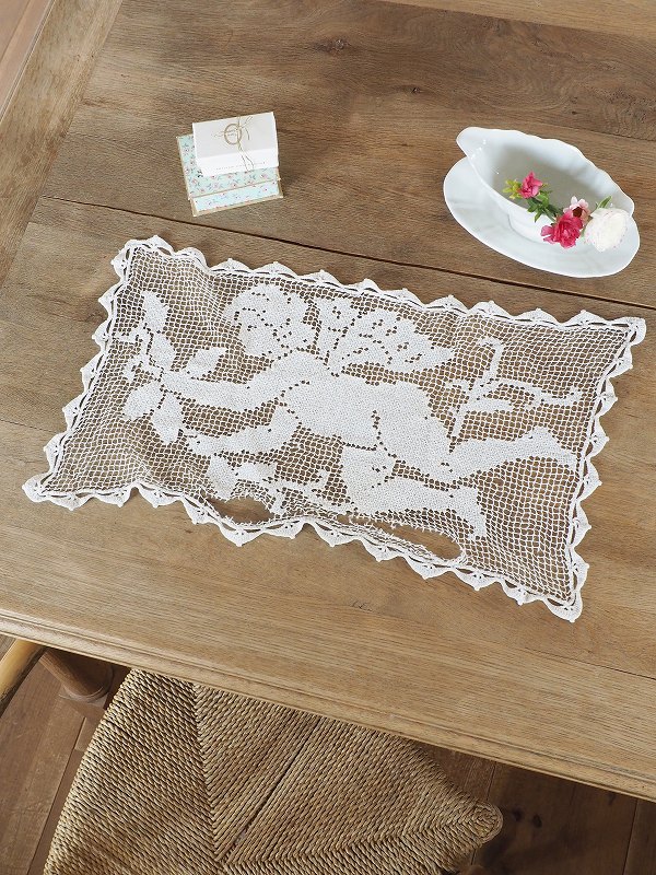 フランスエンジェルがかわいいフィレレーステーブルセンターはかわいい