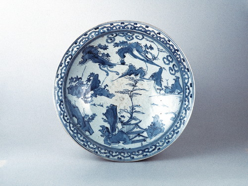 染付楼閣山水文大皿｜佐賀県立 九州陶磁文化館