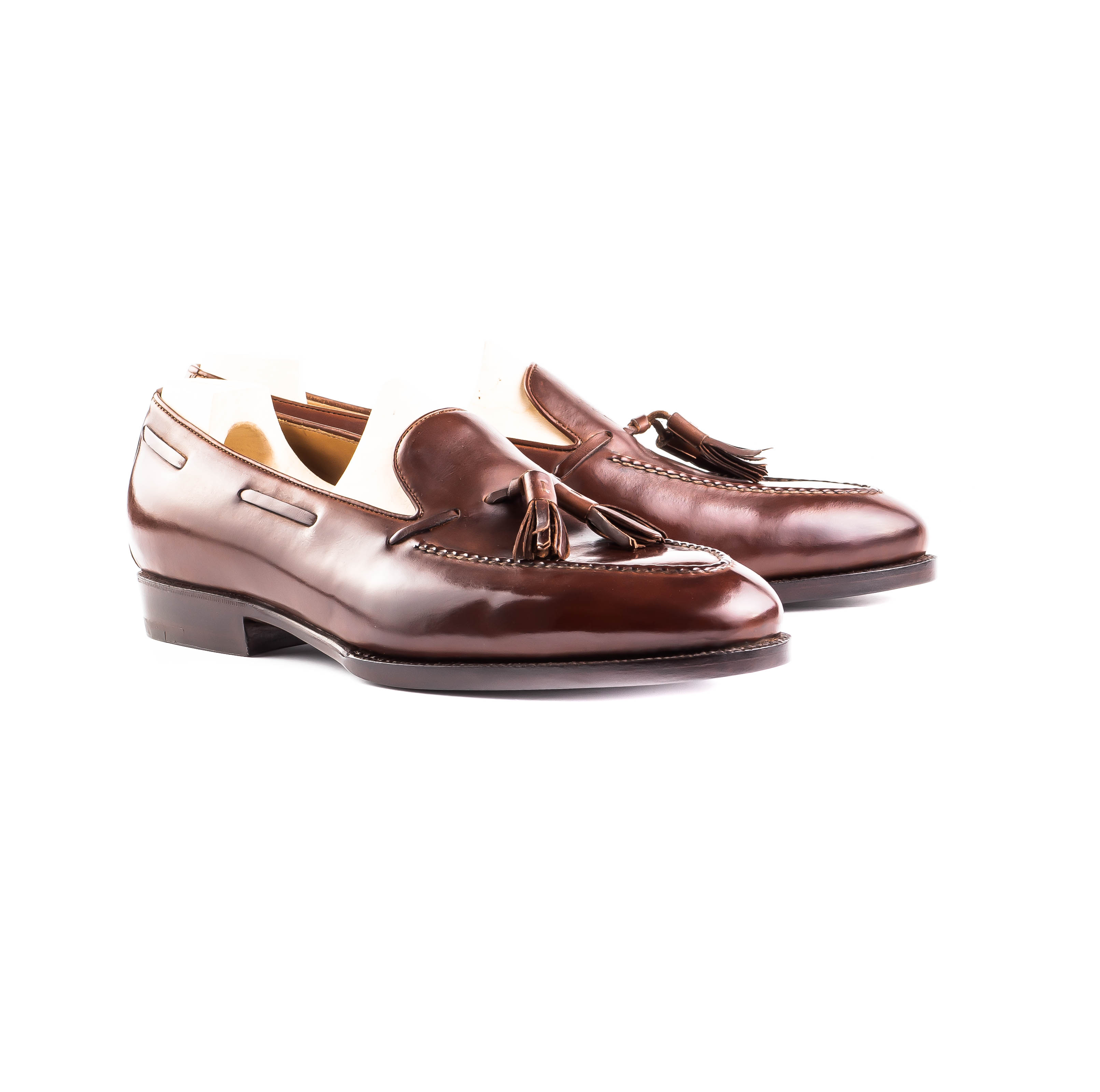 Loafer with hand-stitched apron and tassels, no split toe – Saint