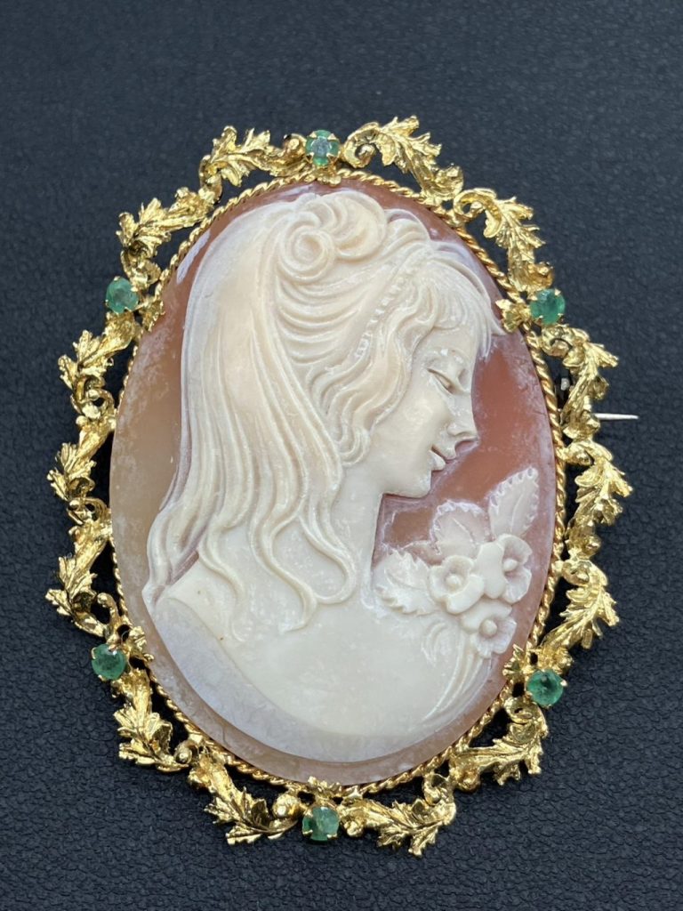 刻印なし K14 エメラルド0.5ct カメオブローチの買取実績 | 買取専門店