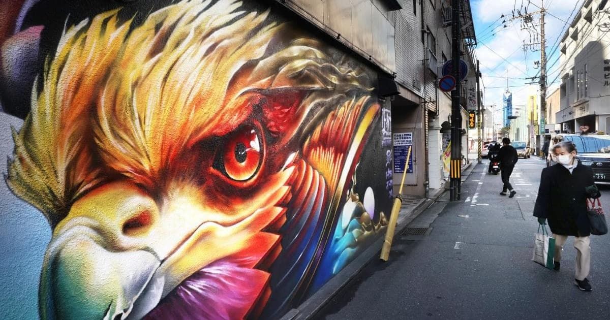 無機質な日常に彩りを 街なかに夫婦で描くスプレーアート | ニュース
