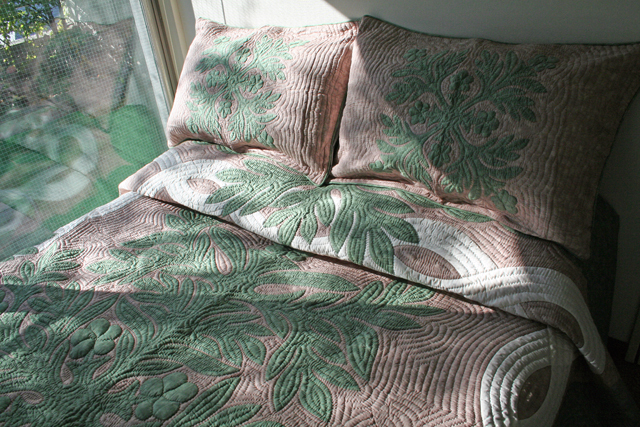 ハワイアンキルトベッドカバー イリマレイ モスグリーン&グレイ