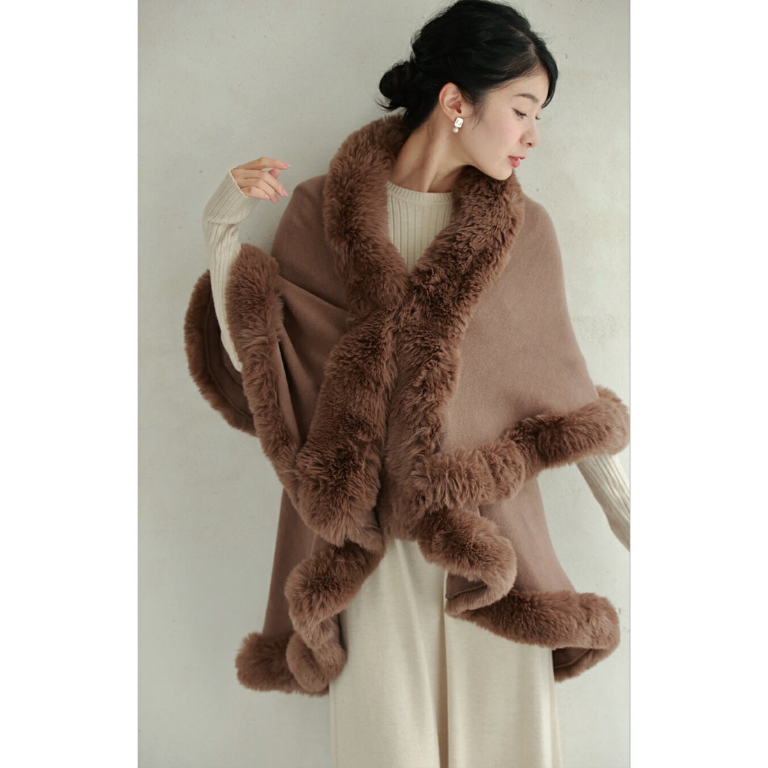 カワイイ CAWAII サッと羽織れるラグジュアリー。フェイクファーケープ