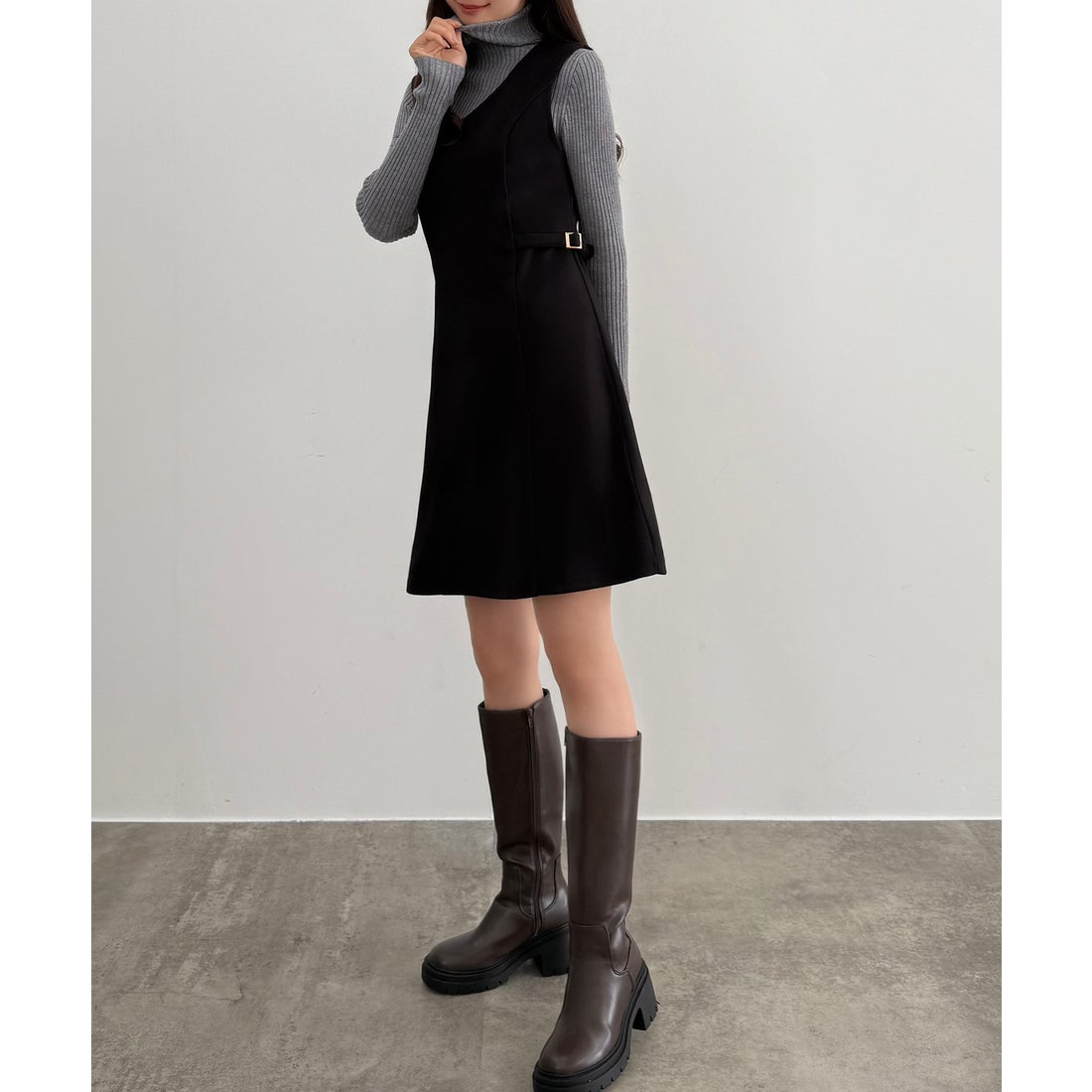 セネア CENEA CENEA Vネックミニジャンパースカート （ブラック