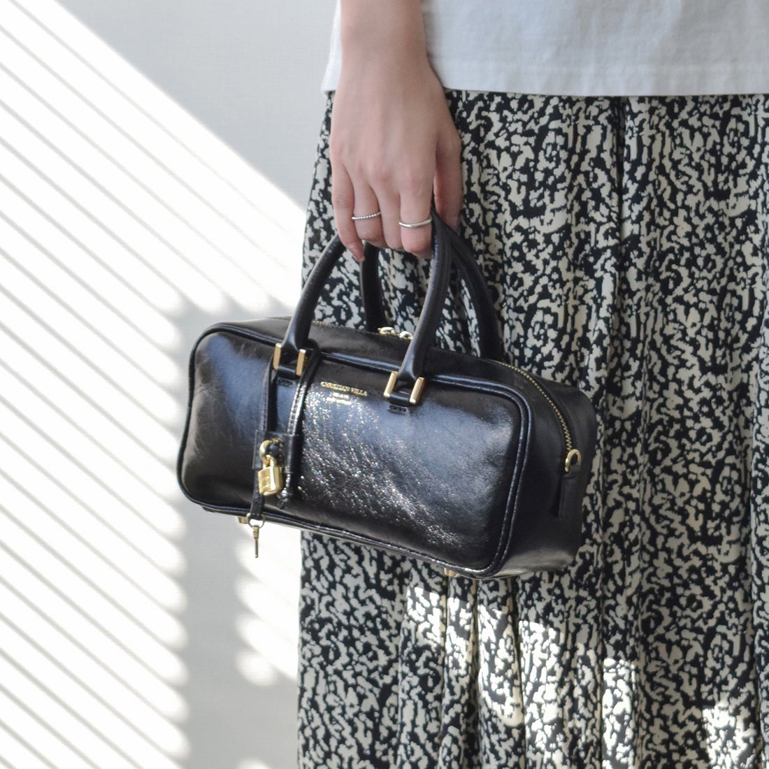 クリスチャンヴィラ CHRISTIAN VILLA チャーム付きレザーハンドル横長