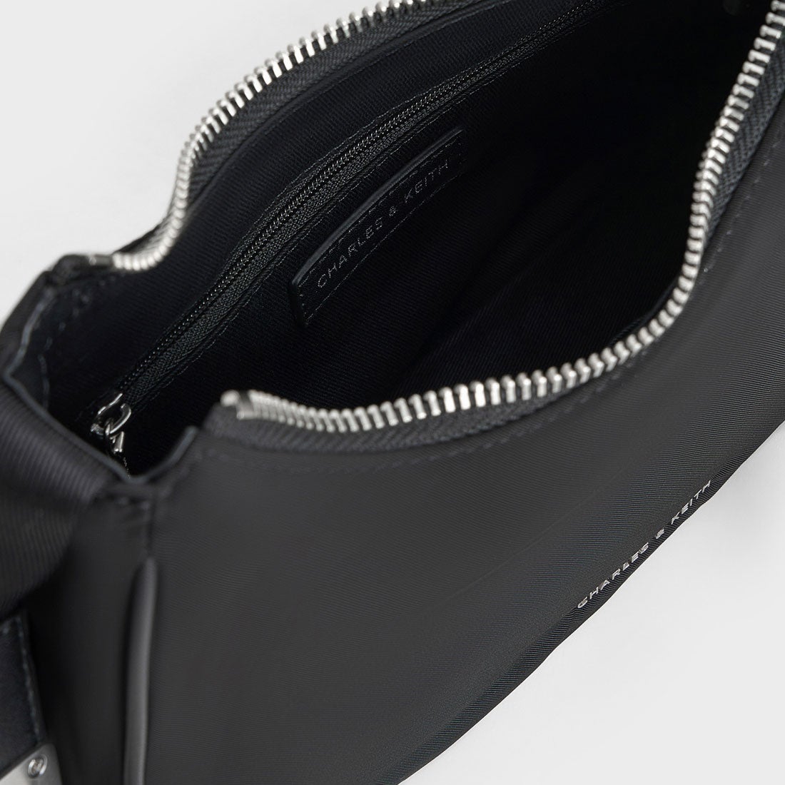CHARLES & KEITH ナイロン カーブメタリックアクセントショルダー