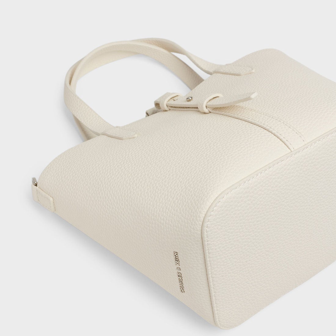 CHARLES & KEITH Beryl ベリル リサイクルレザーバケツバッグ （Cream