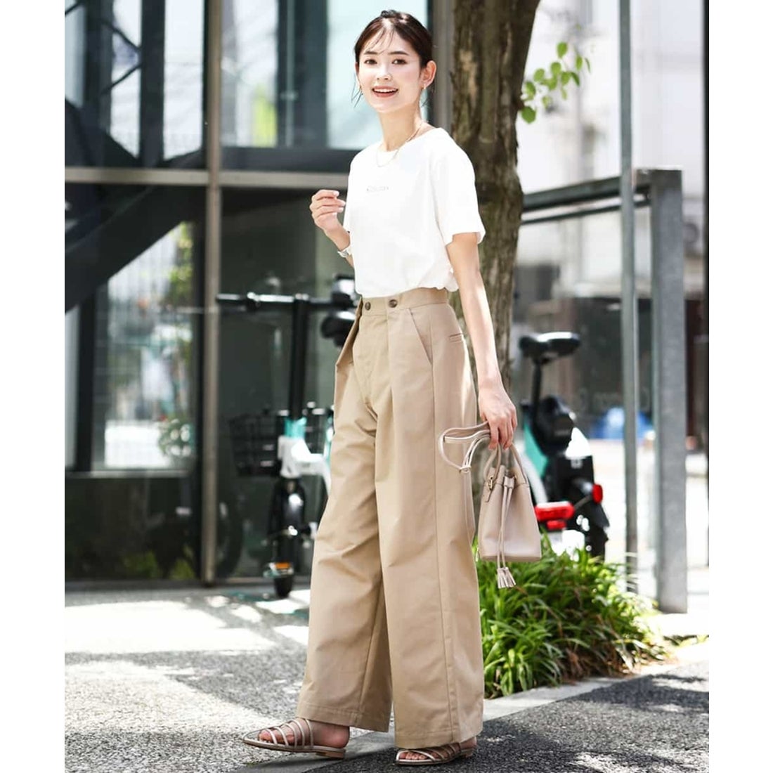 アー・ヴェ・ヴェ a.v.v 【洗える】チノタックワイドパンツ （ベージュ