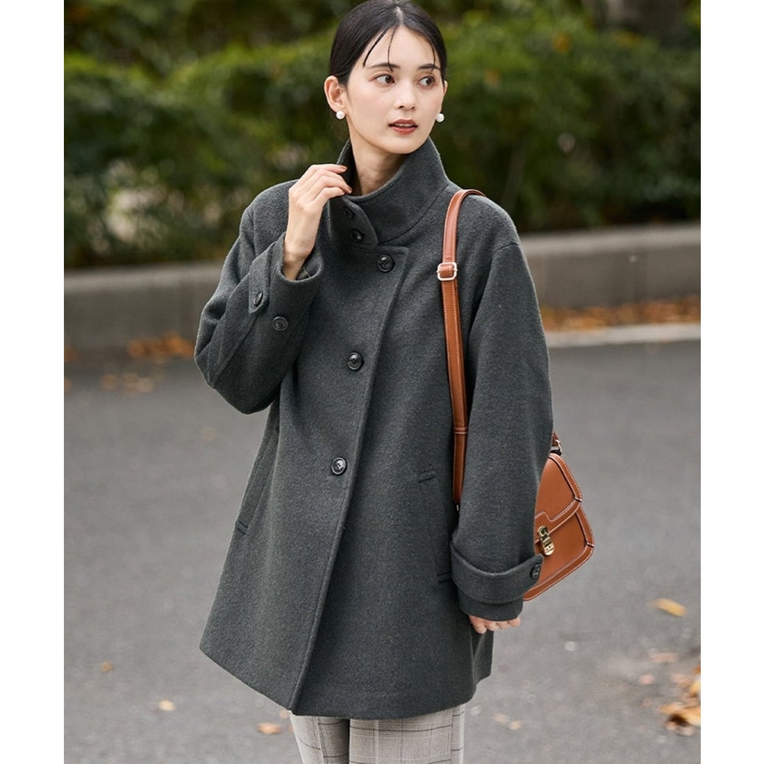 アー・ヴェ・ヴェ a.v.v スタンドカラーミディコート （カーキ