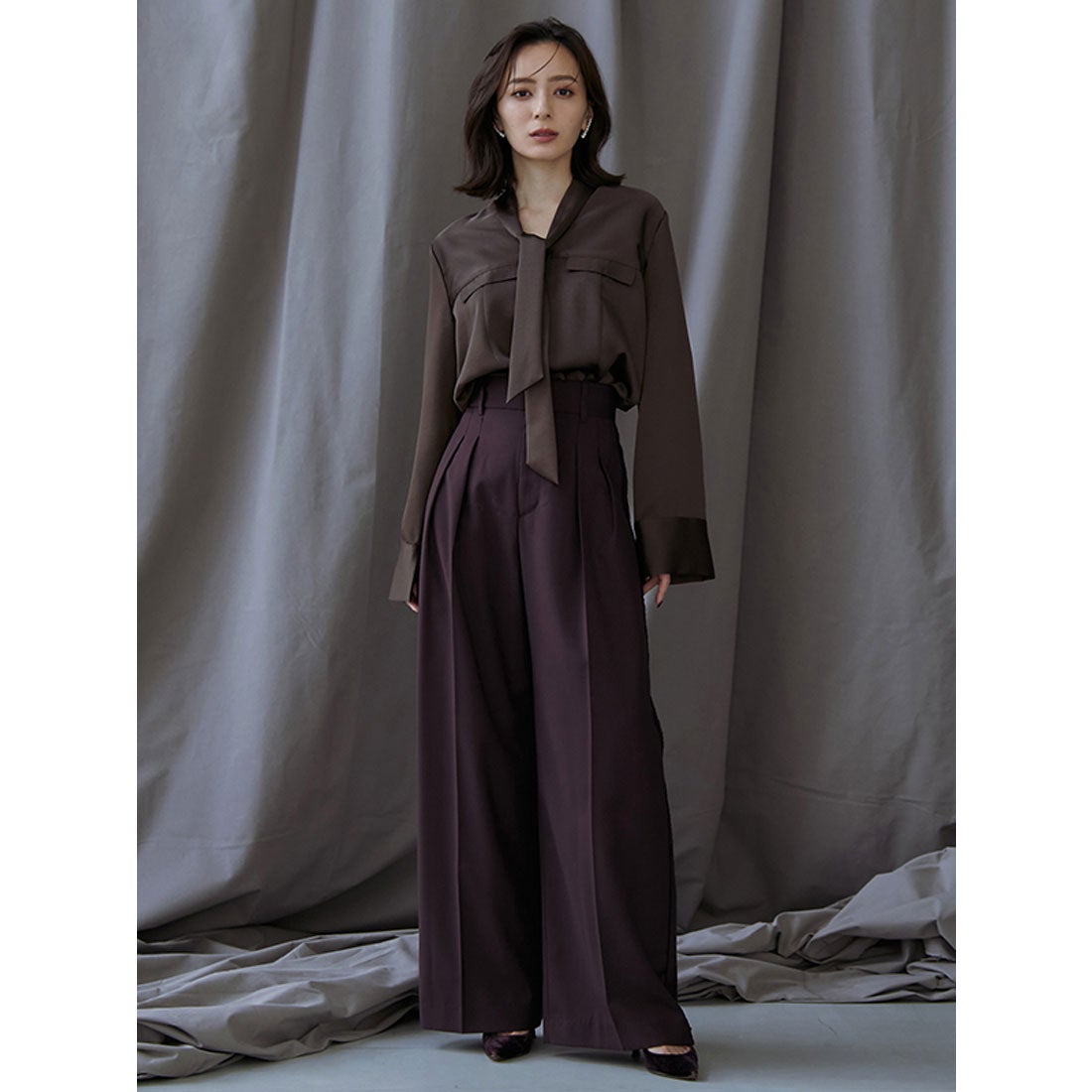 アニュアンス anuans サテンVネックタイブラウス （BROWN） -靴