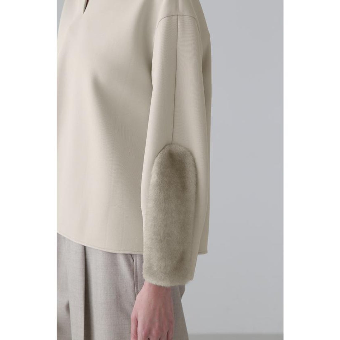 アドーア ADORE フェイクファーラインジャージーカットソー （ベージュ