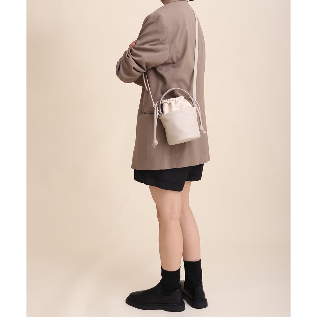 ベース BASE 本革 ミニショルダーバッグ 巾着 （アイボリー） -靴