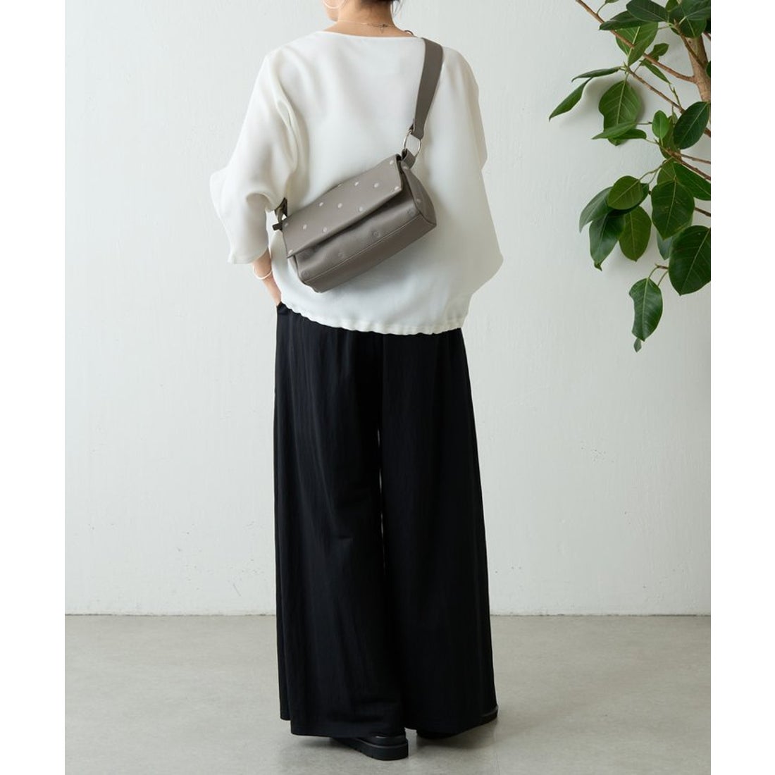 ビアズリー BEARDSLEY ドットボディバッグ （black） - ファッション