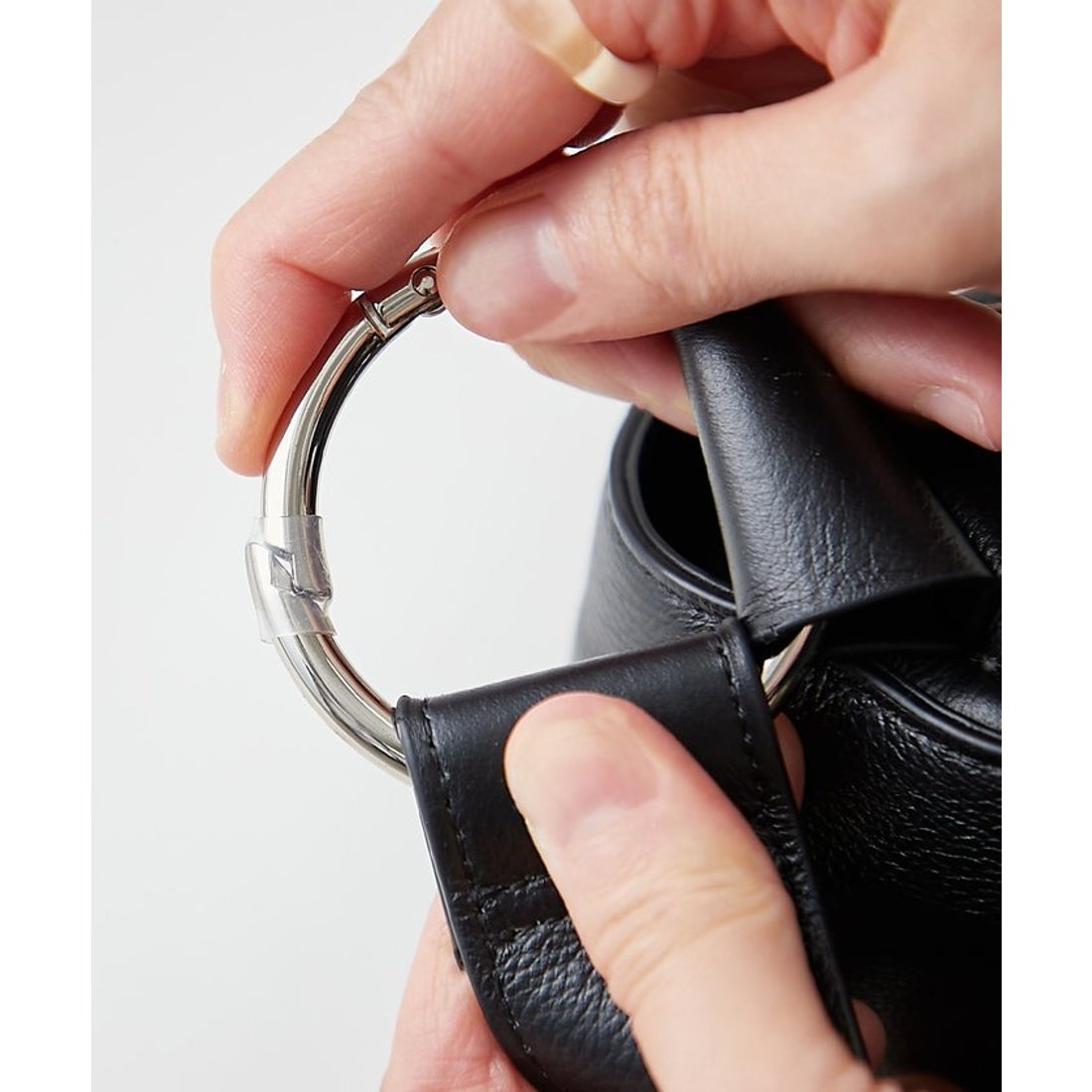 ビアズリー BEARDSLEY レザーボディバッグ （silver） -靴