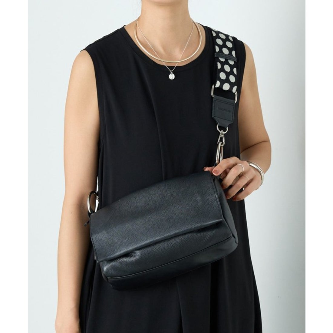 ビアズリー BEARDSLEY レザーボディバッグ （silver） -ファッション