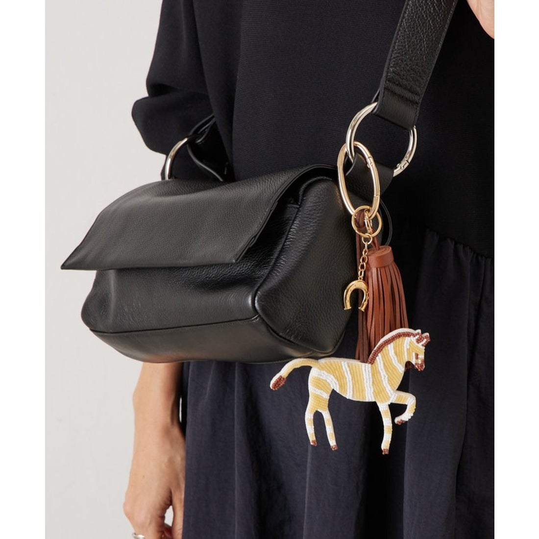 ビアズリー BEARDSLEY レザーボディバッグ （silver） - ファッション