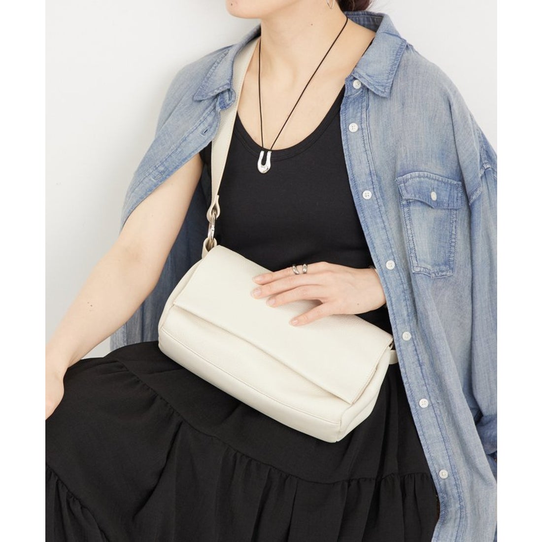 ビアズリー BEARDSLEY レザーボディバッグ （silver） - ファッション