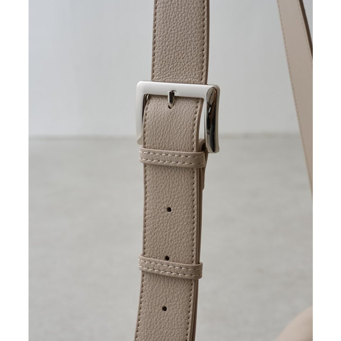 ビアズリー BEARDSLEY レザーボディバッグ （silver） - ファッション