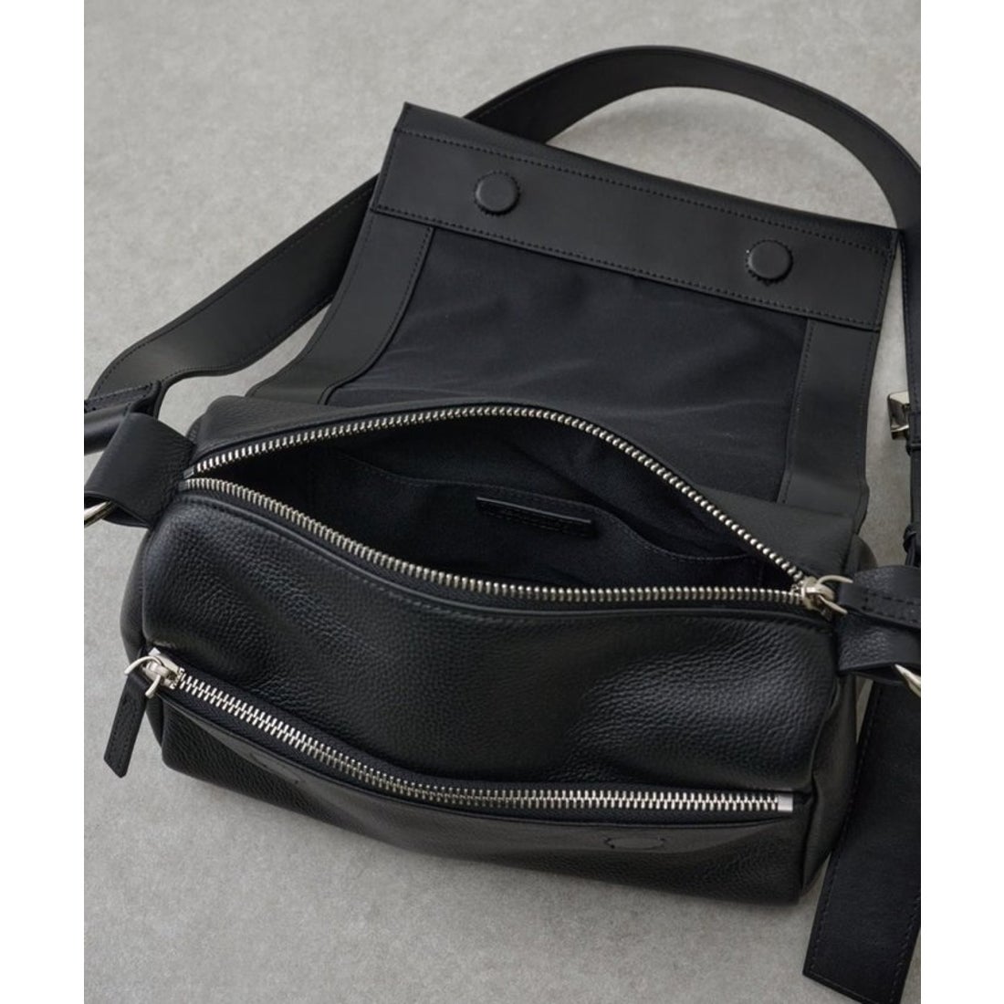 ビアズリー BEARDSLEY レザーボディバッグ （black） -ファッション