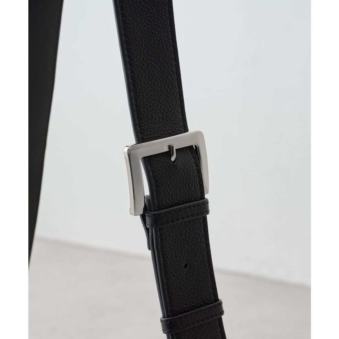 ビアズリー BEARDSLEY レザーボディバッグ （black） -ファッション