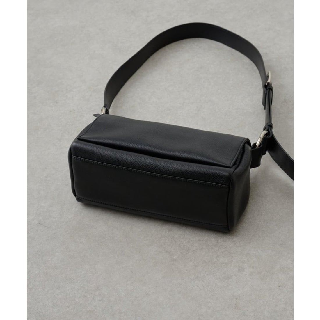 ビアズリー BEARDSLEY レザーボディバッグ （black） - ファッション