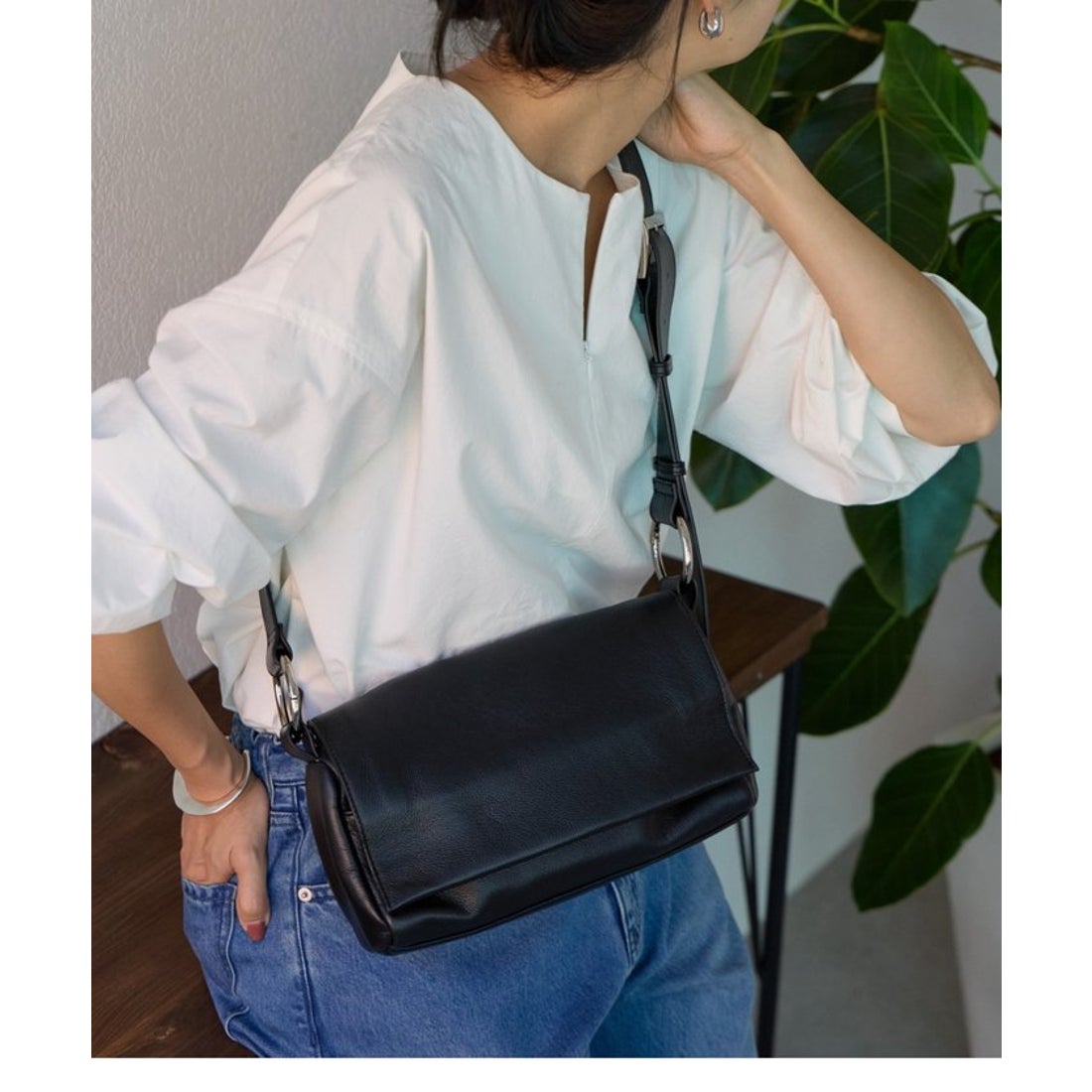 ビアズリー BEARDSLEY レザーボディバッグ （black） -ファッション