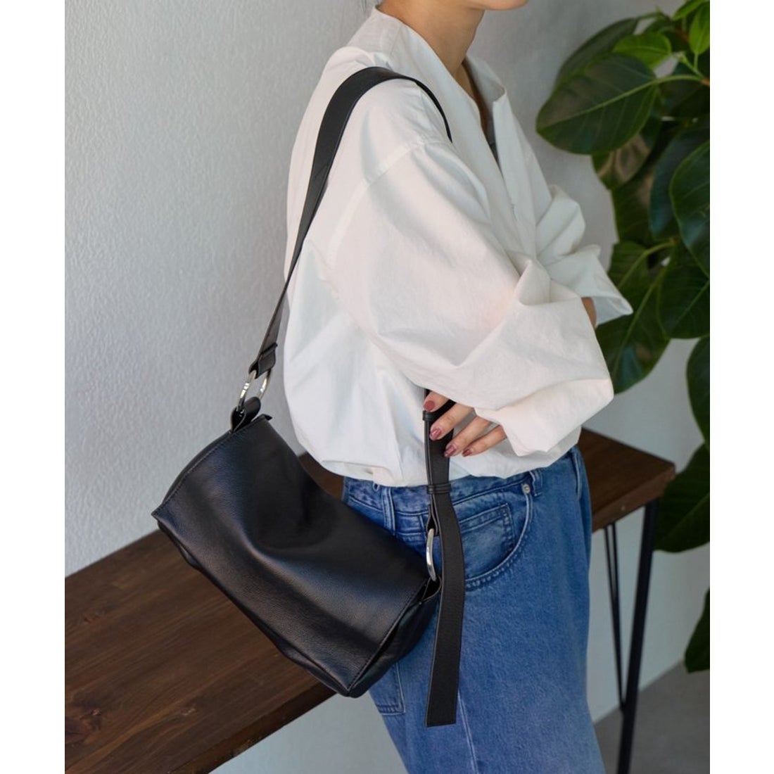 ビアズリー BEARDSLEY レザーボディバッグ （black） - ファッション