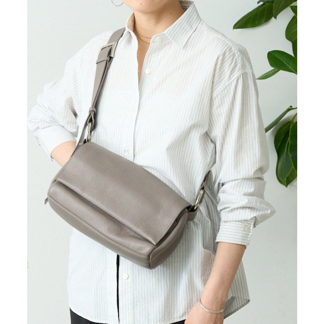 ビアズリー BEARDSLEY レザーボディバッグ （black） - ファッション