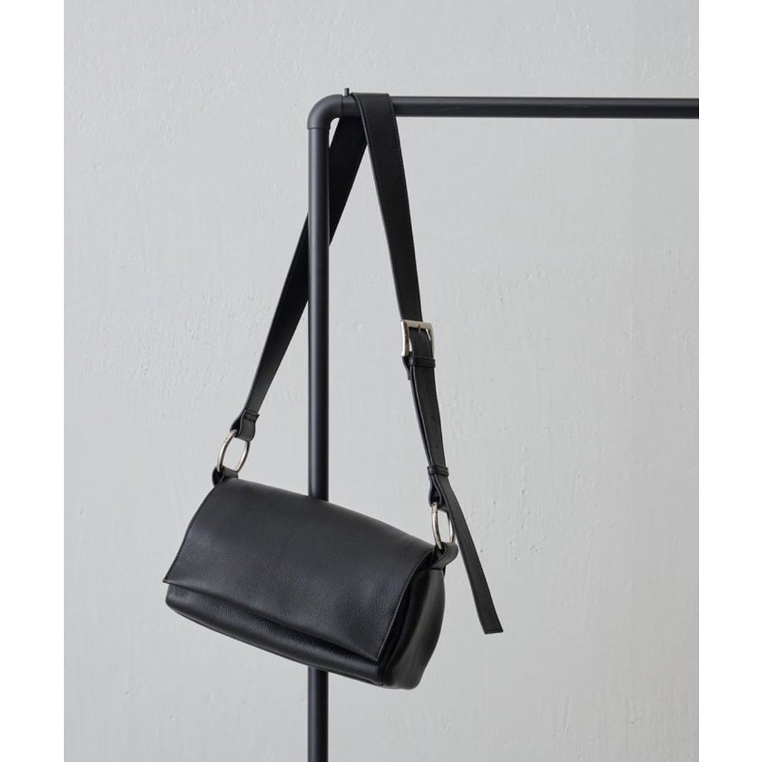 ビアズリー BEARDSLEY レザーボディバッグ （black） -ファッション