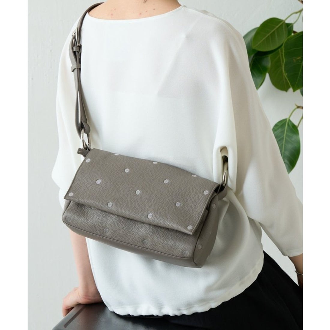 ビアズリー BEARDSLEY ドットボディバッグ （taupe） -ファッション