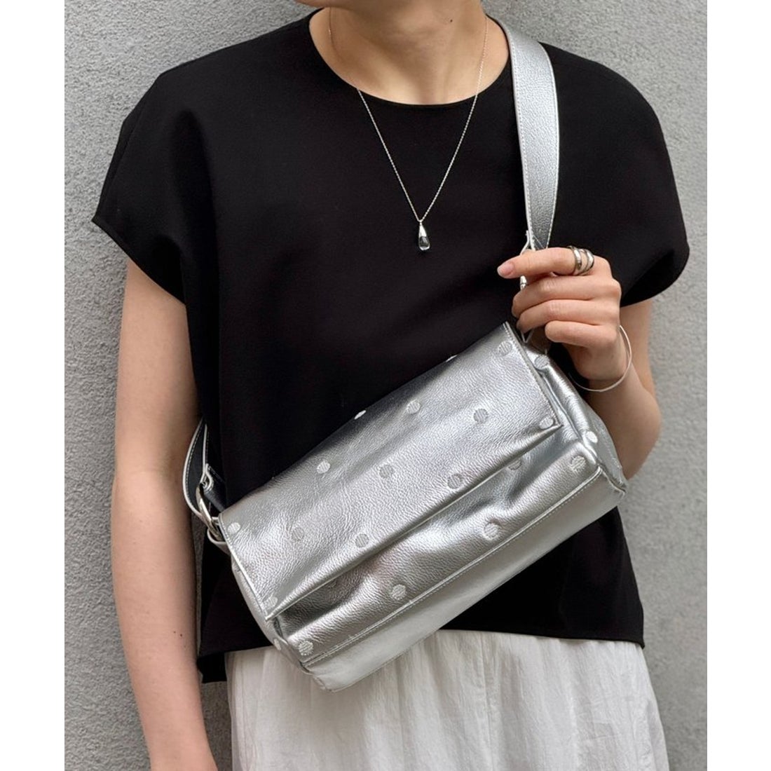 ビアズリー BEARDSLEY ドットボディバッグ （silver） - ファッション