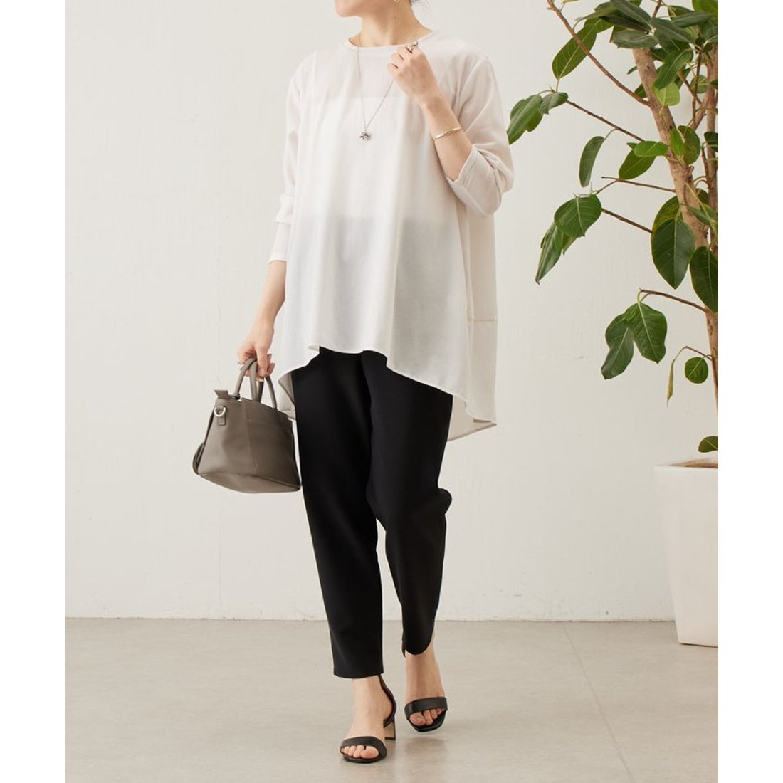 ビアズリー BEARDSLEY 後ろドレープ Tブラウス （white