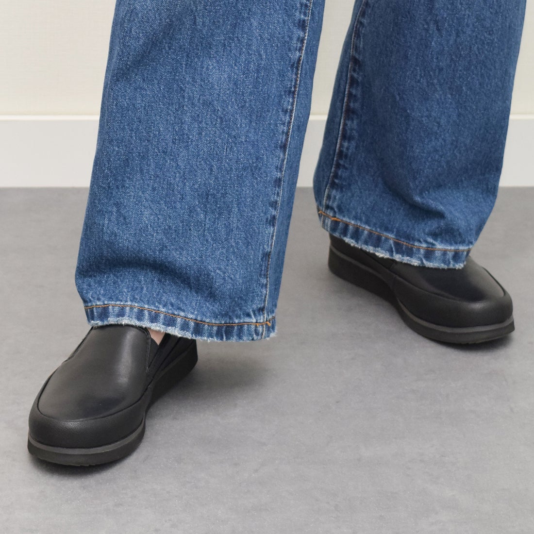 ブソラ bussola 撥水レザースリッポンスニーカー （ブラック