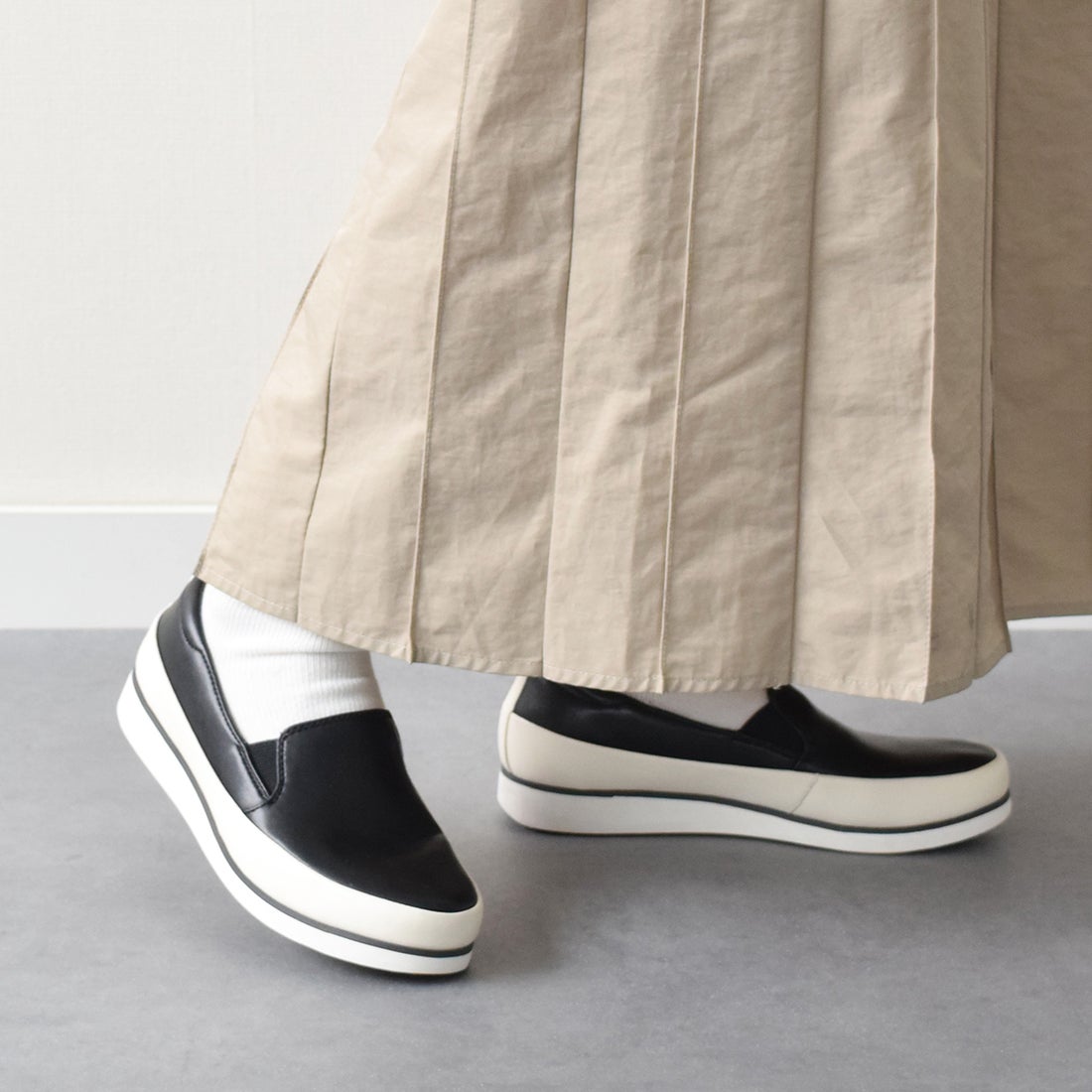 ブソラ bussola 撥水レザースリッポンスニーカー （ブラックコンビ